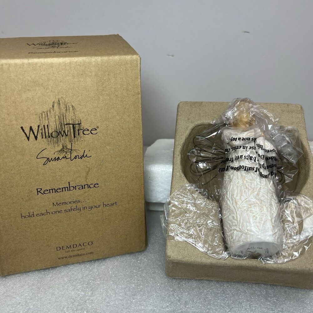 NEW Willow Tree REMEMBRANCE Angel Figurine w/ Heart Demdaco 26247 - Picture 7 of 7